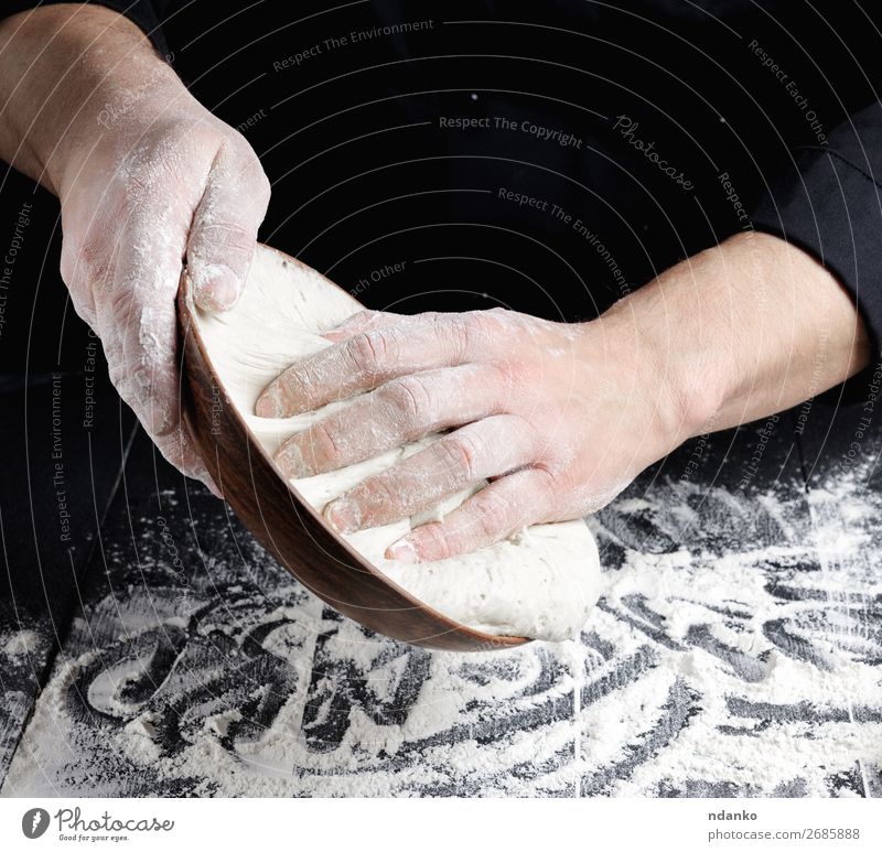 Männerhände kneten Weizenweißmehlteig Teigwaren Backwaren Brot Ernährung Teller Tisch Küche Koch Mann Erwachsene Hand Holz machen frisch schwarz Tradition