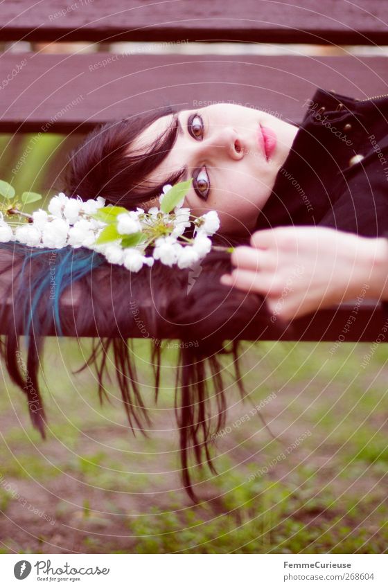 Laying on a bench. feminin Junge Frau Jugendliche Erwachsene Kopf Hand 1 Mensch 18-30 Jahre Erholung Blüte Bank Holzbank braun brünett Gothic Mantel schwarz