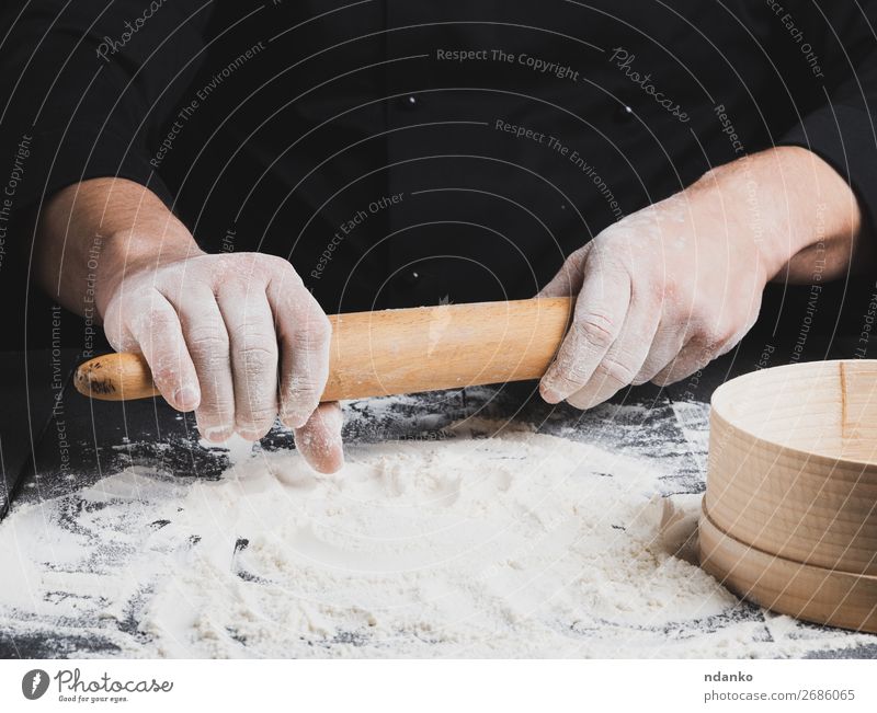 Holznudelholz in Männerhänden Teigwaren Backwaren Brot Tisch Küche Arbeit & Erwerbstätigkeit Koch Mensch Hand schwarz Nudelholz Küchenchef Mehl backen