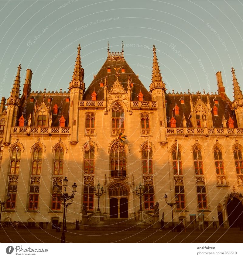 Rathaus Brügge Architektur Kultur Belgien Flandern Stadt Stadtzentrum Altstadt Marktplatz Bauwerk Gebäude Mauer Wand Treppe Fenster Tür Dach Sehenswürdigkeit