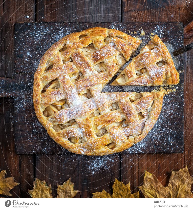 gebackene ganze runde Apfelkuchen Frucht Kuchen Dessert Mittagessen Abendessen Tisch Küche Herbst Holz frisch lecker oben braun weiß Tradition Amerikaner