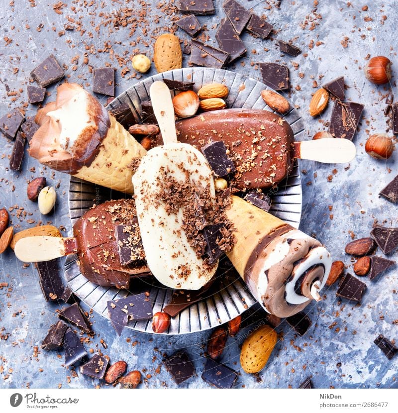 Schokoladeneis mit Nüssen Vanille Eiscreme Nut Dessert süß Sahne gefroren kalt lecker Sommer Geschmack Molkerei Speiseeis melken Zapfen Kakao cremig Kalorie