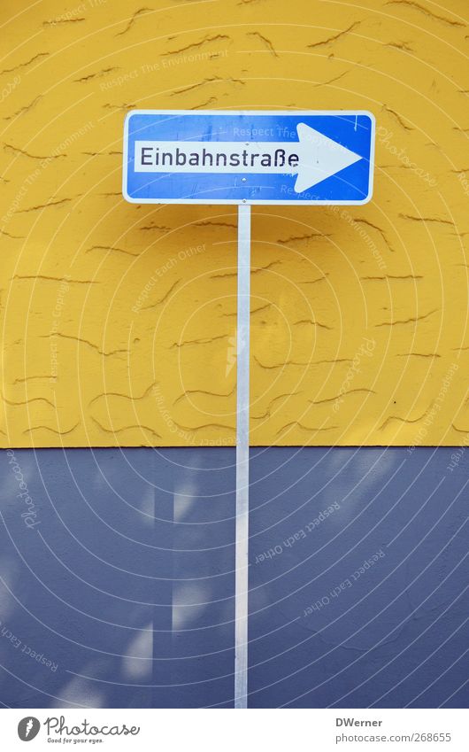 Einbahnstraße Bauwerk Gebäude Architektur Mauer Wand Fassade Verkehr Straßenverkehr Verkehrszeichen Verkehrsschild Stein Zeichen Schriftzeichen Hinweisschild