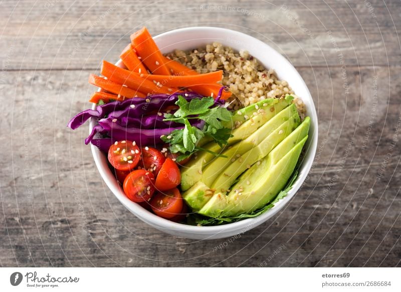 Vegane Buddha-Schale mit frischem Rohkost und Quinoa auf Holz Schalen & Schüsseln Gemüse Avocado Zwiebel Tomate Möhre Kohlgewächse Lebensmittel