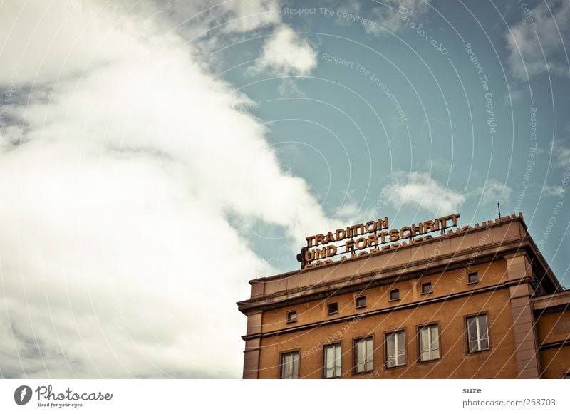 Tradition & Fortschritt Kultur Himmel Wolken Stadt Haus Gebäude Architektur Fassade Fenster alt einfach historisch kaputt retro Vergangenheit Vergänglichkeit