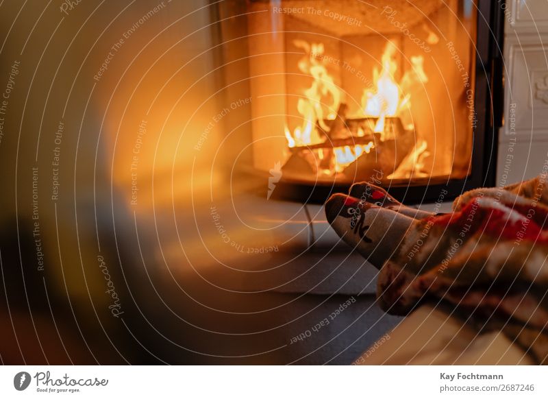 Aufwärmen der Füße am Kamin Decke Weihnachten Komfort bequem gemütlich Abend Fuß Feuer Feuerstelle Flamme glühen erwärmen Feiertag heimwärts Haus