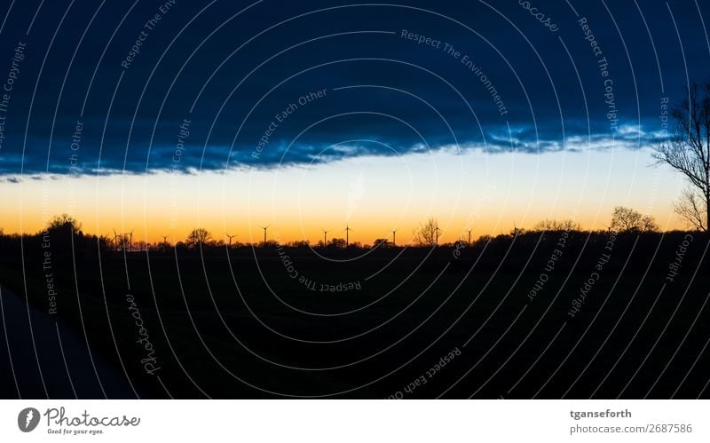 kleine Windmuehlen Energiewirtschaft Windkraftanlage Umwelt Landschaft Wolken Sonnenlicht bedrohlich dunkel ästhetisch Einsamkeit Fortschritt nachhaltig