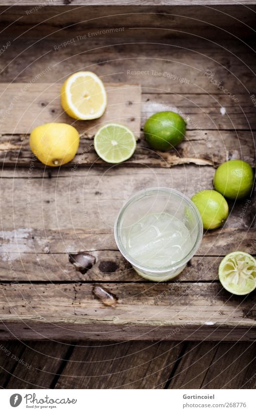 Limonade Lebensmittel Frucht Slowfood Getränk Erfrischungsgetränk Longdrink Cocktail Glas lecker Limone Zitrone Zitronensaft Holztisch Holzkiste Eiswürfel