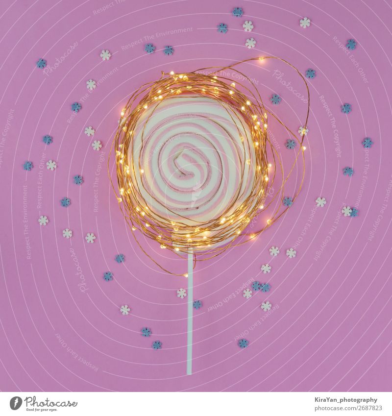 Runder Marshmallow-Lolli am Stock und Weihnachtsfeenlicht Dessert Freude Dekoration & Verzierung Weihnachten & Advent Silvester u. Neujahr Kindheit hell lecker