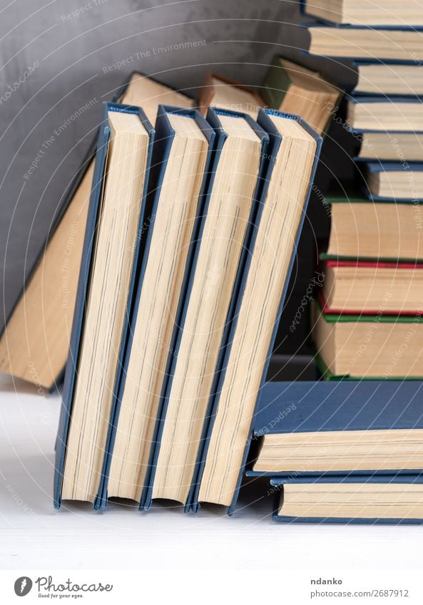 Bücher mit blauem Umschlag, schwarzer Hintergrund lesen Tisch Bildung Wissenschaften Schule Studium Buch Bibliothek Papier Sammlung alt gelb weiß Weisheit