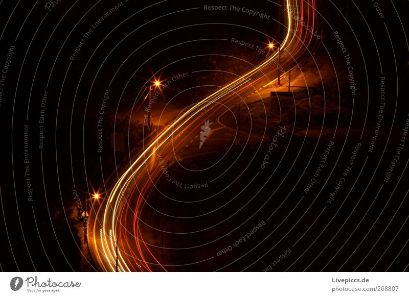 Strasse in Portugal Stadtrand Verkehr Verkehrswege Personenverkehr Straße Wege & Pfade Fahrzeug PKW Lastwagen fahren rot schwarz Farbfoto Außenaufnahme Nacht