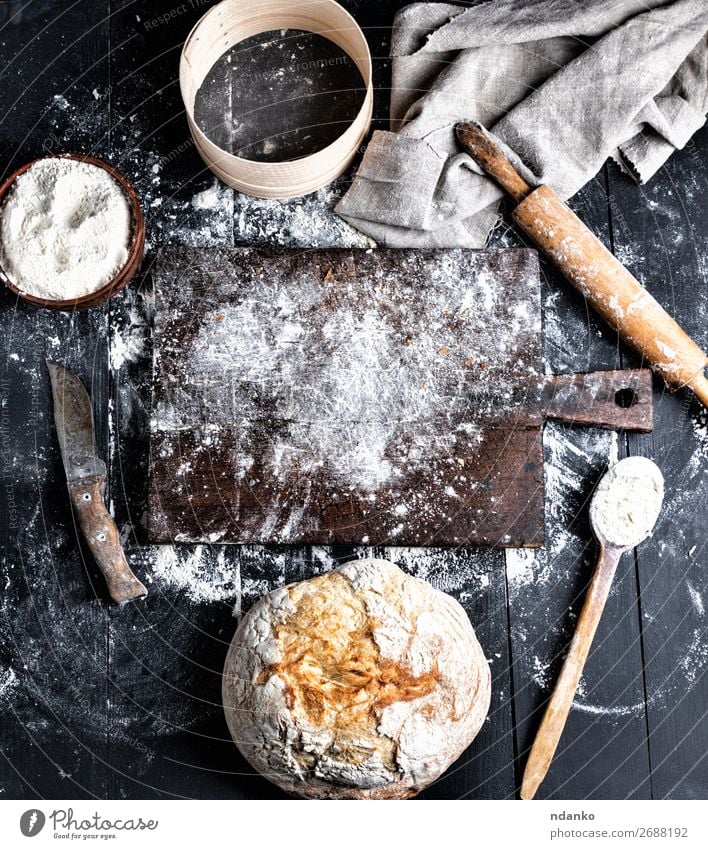 gebackenes Brot, Weizenweißmehl, Holzwalze Teigwaren Backwaren Schalen & Schüsseln Messer Löffel Tisch Küche Sieb machen dunkel frisch oben braun schwarz