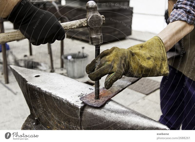 Rotglühendes Bügeleisen in einer Schmiede kaufen Arbeit & Erwerbstätigkeit Beruf Industrie Handwerk Werkzeug Hammer Mann Erwachsene Metall Stahl alt heiß hell