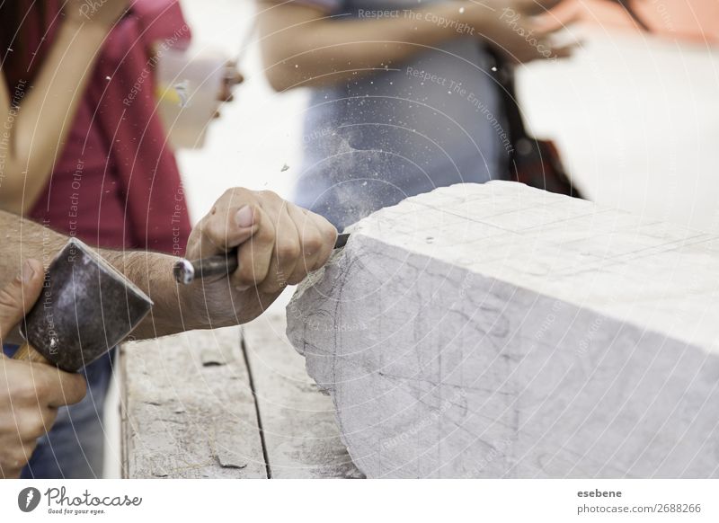 Steinschneiden kaufen Arbeit & Erwerbstätigkeit Beruf Handwerk Business Werkzeug Hammer Mensch Mann Erwachsene Kunst Kreativität Tradition Schnitzereien Beitel