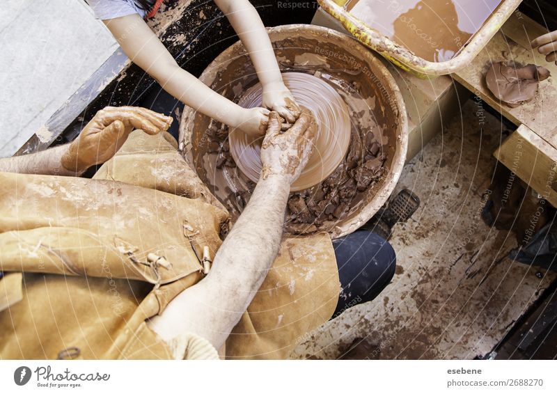 Person, die mit Ton arbeitet Schalen & Schüsseln Topf Basteln Arbeit & Erwerbstätigkeit Handwerk Mensch Frau Erwachsene Mann Finger Kunst berühren machen