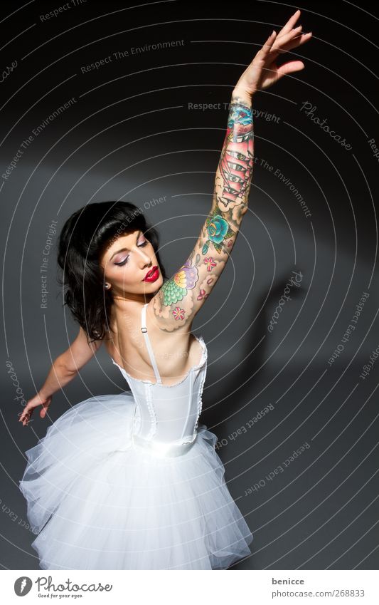 Tuttoo Frau Balletttänzer Tattoo Tanzrock Tanzen absurd Humor lustig Tänzer kontrovers Gegenteil Studioaufnahme schön attraktiv Kleid Bewegung Jugendliche