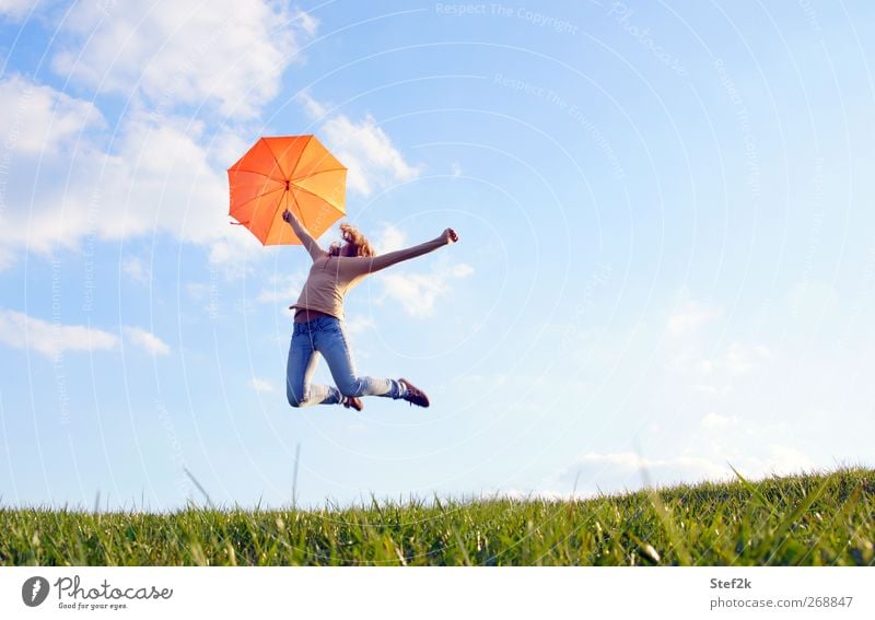 sunny jump Erholung Freiheit Mensch Junge Frau Jugendliche Erwachsene Leben 1 18-30 Jahre Umwelt Natur Luft Himmel Wolken Sonnenlicht Frühling Schönes Wetter