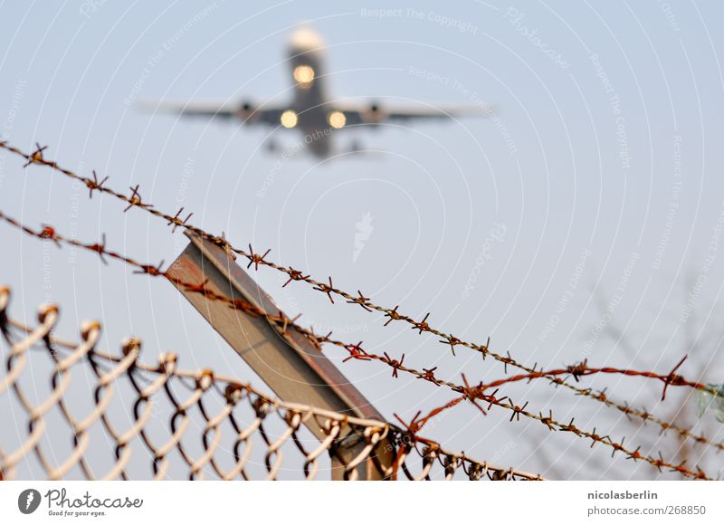 Ich bin dann mal weg.. Luftverkehr Menschenleer Mauer Wand Verkehr Flugzeug Flughafen Flugplatz Flugzeuglandung Flugzeugstart Abflughalle außergewöhnlich Erfolg