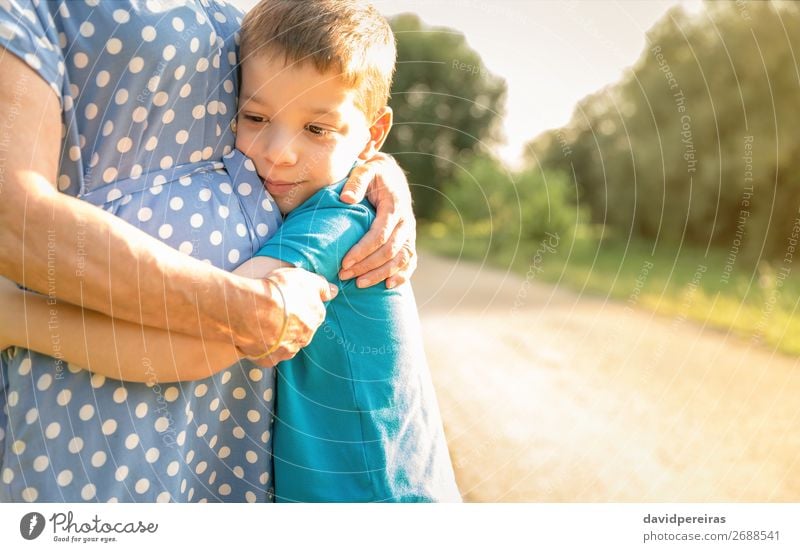 Enkel umarmt seine Großmutter im Freien. Lifestyle Glück Erholung Freizeit & Hobby Sommer Garten Kind Mensch Junge Frau Erwachsene Mann Eltern Großvater