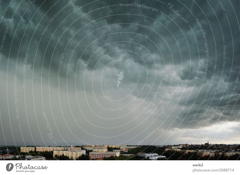 Braut sich was zusammen Wolken Gewitterwolken Horizont Klima Wind Sturm Bautzen Lausitz Deutschland Kleinstadt Stadtzentrum bevölkert Haus Kirche Dom Gebäude