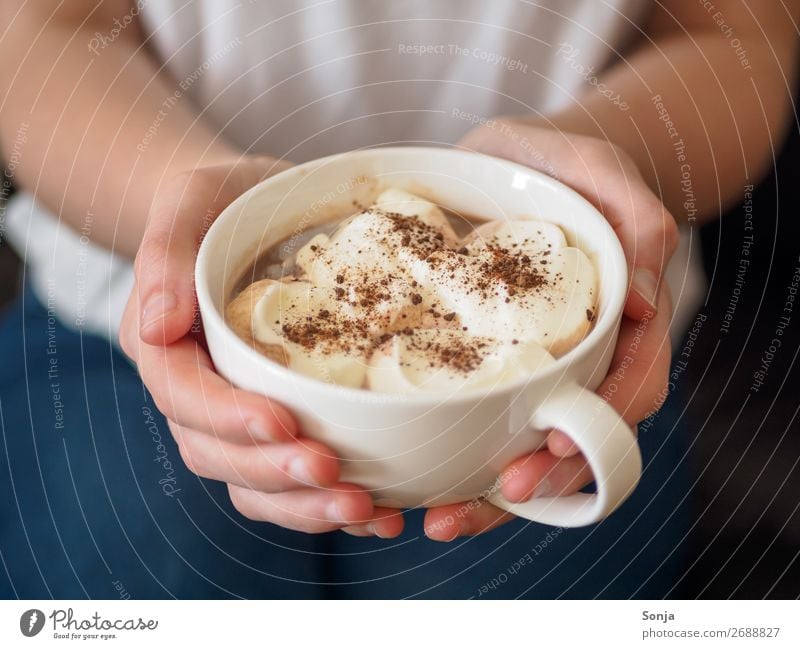 Kaffeepause - Frau mit einer Tasse Cappuccino in ihren Händen Ernährung Frühstück Kaffeetrinken Getränk Heißgetränk Lifestyle feminin Junge Frau Jugendliche