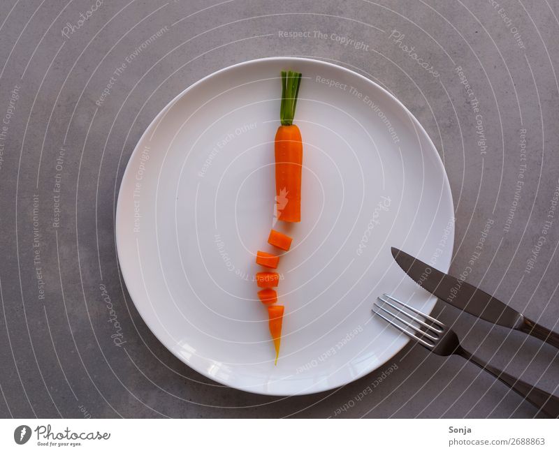 Diät - Gekochte Karotte auf einem weißen Teller Lebensmittel Gemüse Möhre Ernährung Mittagessen Abendessen Vegetarische Ernährung Fasten Geschirr Besteck Messer