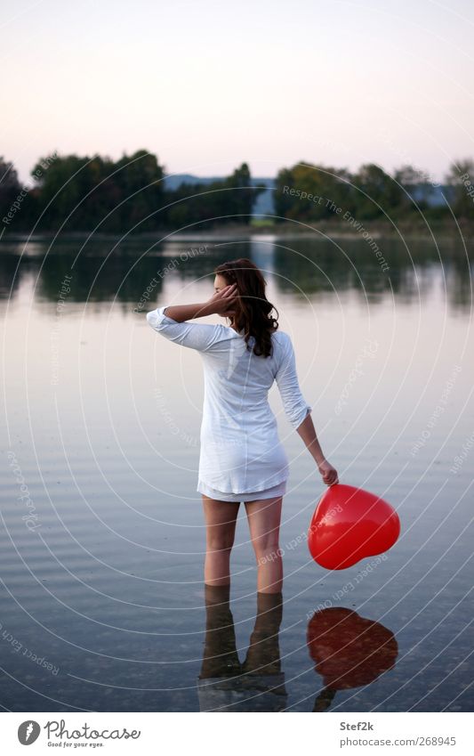 heart to give feminin 1 Mensch 18-30 Jahre Jugendliche Erwachsene Wasser Seeufer Stoff Luftballon Erholung stehen träumen Traurigkeit weinen nass Erotik weich