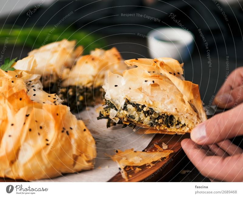 Veganer-Spanakopita-Spinat-Kuchen spanakopita Pasteten Feta Griechen Hand filo phyllo Tofu Gebäck Rezept Käse spanikopita oben traditionell Essen zubereiten