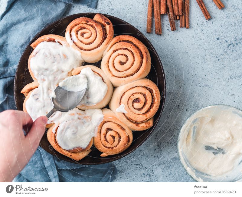 Handstreichfrost auf Zimtrollen, Kopierraum Brötchen Schwedisch Frauen sich[Akk] ausbreitend Zuckerguss Pfanne Veganer kanelbullar Kürbis Gewürz Belag Sahne