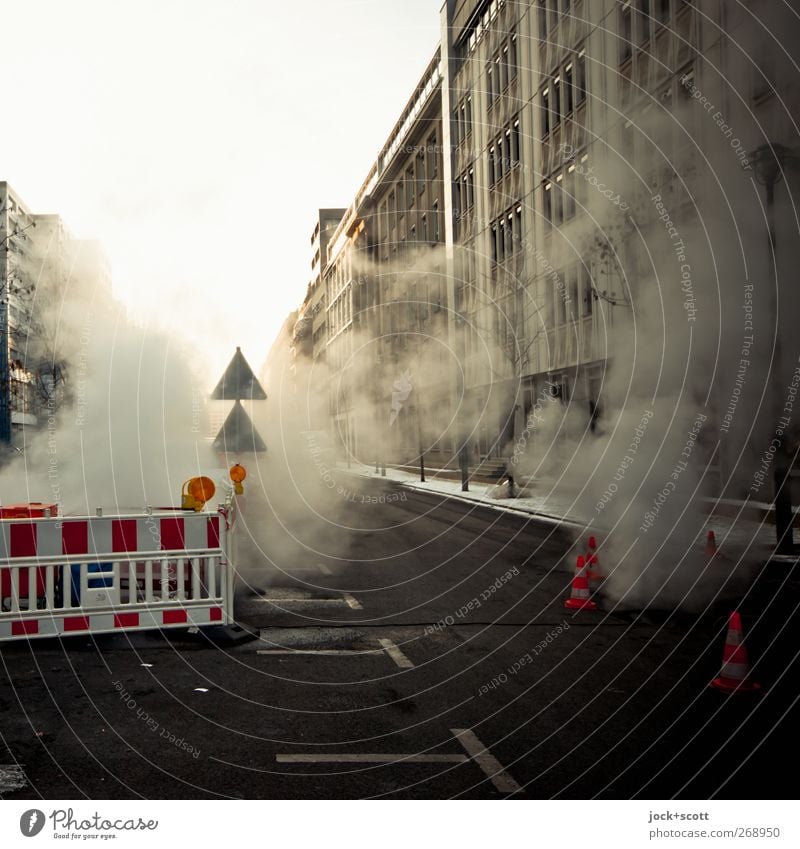 Mehr Rauch Um Gar Nichts Winter Berlin-Mitte Stadtzentrum Verkehrswege Straße Verkehrszeichen Verkehrsschild Baustelle Warnschild kalt Stimmung Sicherheit