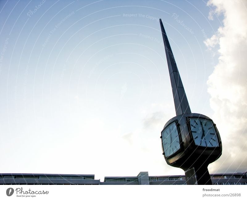 Stillstand Uhr Cottbus Ostalgie Block Zeit Wolken stagnierend kaputt Nostalgie Sozialismus Neubau Zifferblatt Entwicklung historisch vergangen fließen