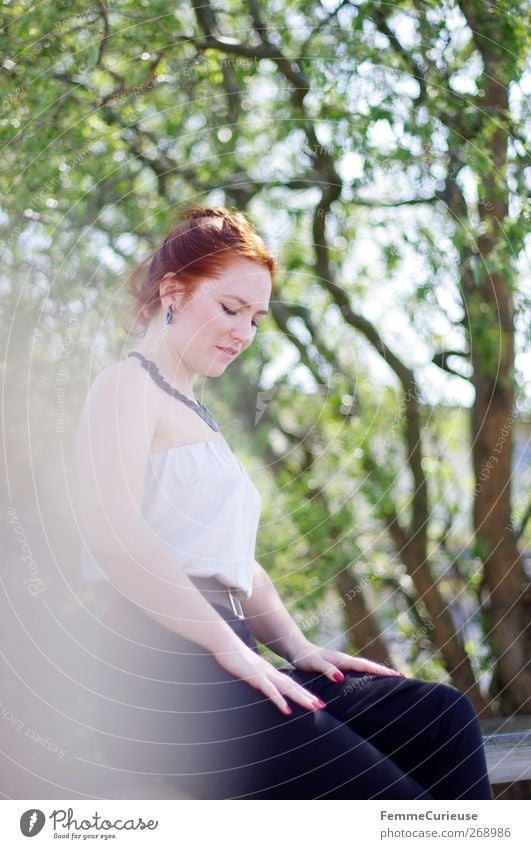 Hoch hinaus. Lifestyle elegant Stil schön Haut Wohlgefühl Garten feminin Junge Frau Jugendliche Erwachsene 1 Mensch 18-30 Jahre Mauer sitzen nachdenklich