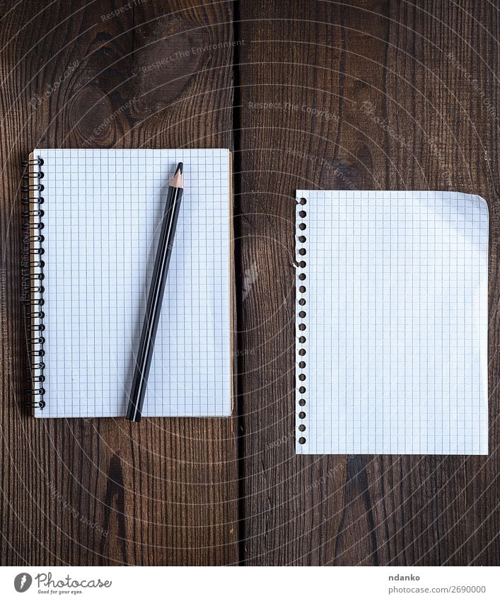 offenes Notizbuch mit weißen Blättern Schule Büro Business Papier Zettel Schreibstift Holz schreiben retro braun schwarz Hintergrund blanko Checkliste Entwurf