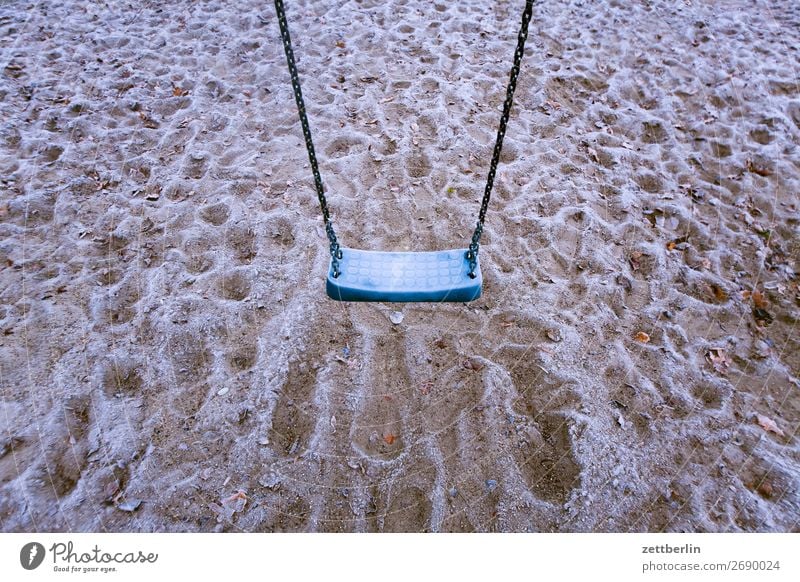 Schaukel Sandkasten Demographie Frost Spielplatz Menschenleer Raureif Schnee Spielen Spielzeug Textfreiraum Winter