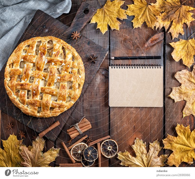 gebackener ganzer runder Apfelkuchen auf einem braunen Holzbrett Frucht Kuchen Dessert Tisch Küche Herbst Blatt frisch gelb Tradition Bleistift Amerikaner