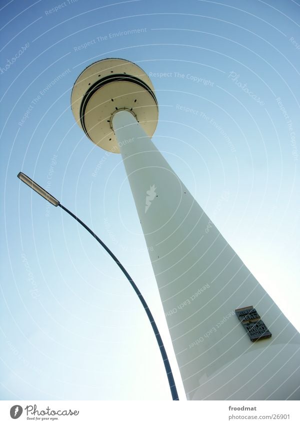 Hamburg = Spitze Funkturm Laterne sehr wenige Sommer Architektur Himmel verrückt Sonne blau Fernsehturm Froschperspektive Wolkenloser Himmel