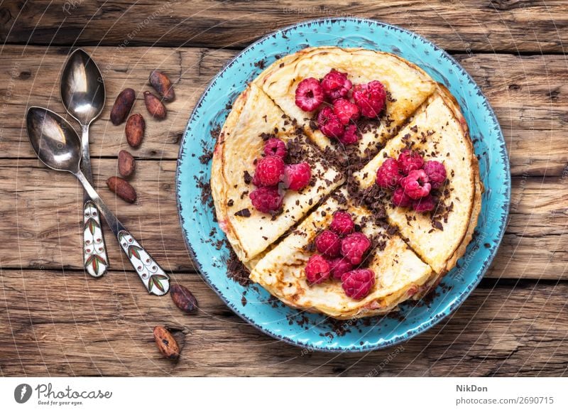 Pfannkuchen mit Himbeeren Beeren Lebensmittel Frucht gefüllt Dessert Teller Stapel lecker Snack Maslenitsa Karneval Fastnacht Essen Bäckerei kulinarisch Speise