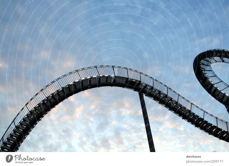 Treppendrache Achterbahn Kunstwerk Architektur Himmel Wolken Brücke Sehenswürdigkeit Drache Stahl hängen ästhetisch außergewöhnlich lang blau beweglich