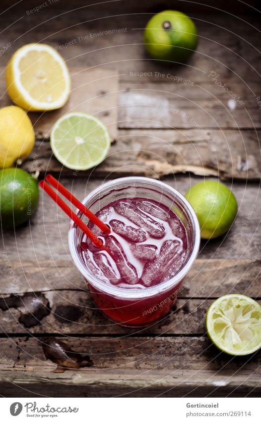 Drink Lebensmittel Frucht Slowfood Getränk Erfrischungsgetränk Limonade Longdrink Cocktail Glas Trinkhalm lecker Limone Zitrone Foodfotografie Eiswürfel