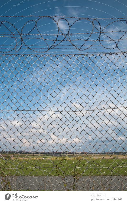 Landschaft hinter Zaun Umwelt Natur Himmel Wolken Sommer Klima Klimawandel Wetter Schönes Wetter Stadt Platz Blick Sehnsucht Heimweh Fernweh Enttäuschung