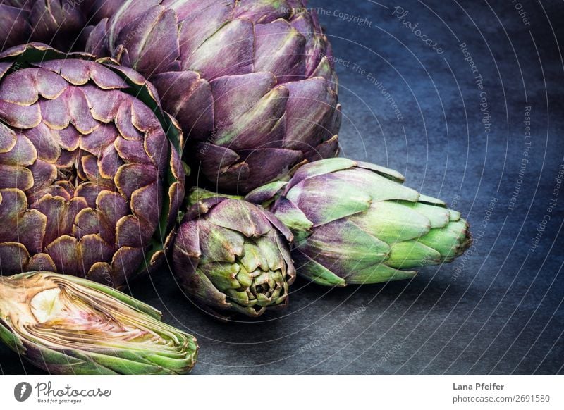 Artistic display of assorted artichokes Gemüse Ernährung Bioprodukte Gesunde Ernährung genießen Hintergrundbild dark detailed fresh in section whole purple food