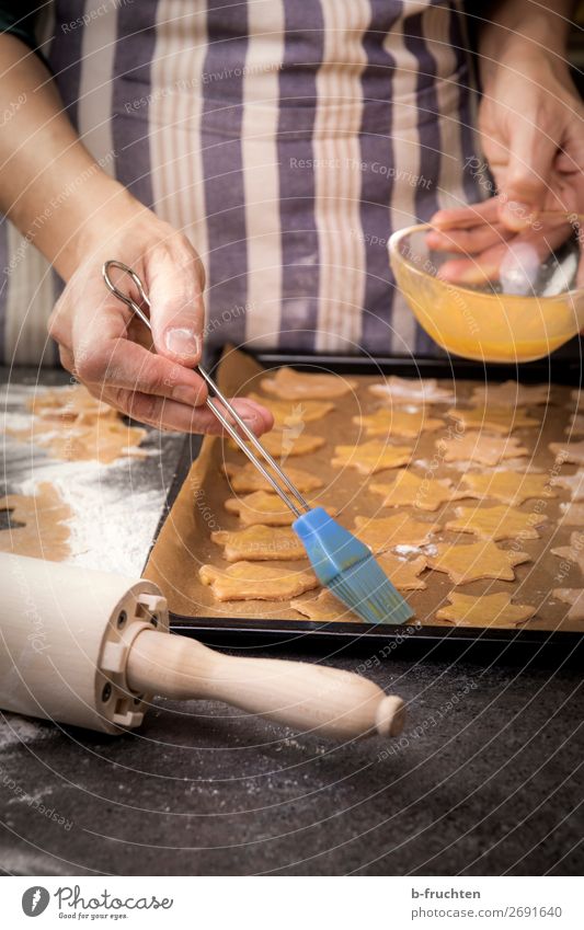 Backstube Lebensmittel Teigwaren Backwaren Süßwaren Tisch Weihnachten & Advent Koch Küche Hand Finger 1 Mensch Arbeit & Erwerbstätigkeit gebrauchen berühren