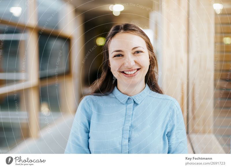 Lachende junge Frau mit langen braunen Haaren Freude Glück lernen Student Arbeit & Erwerbstätigkeit Beruf Büro Wirtschaft Medienbranche Werbebranche Business