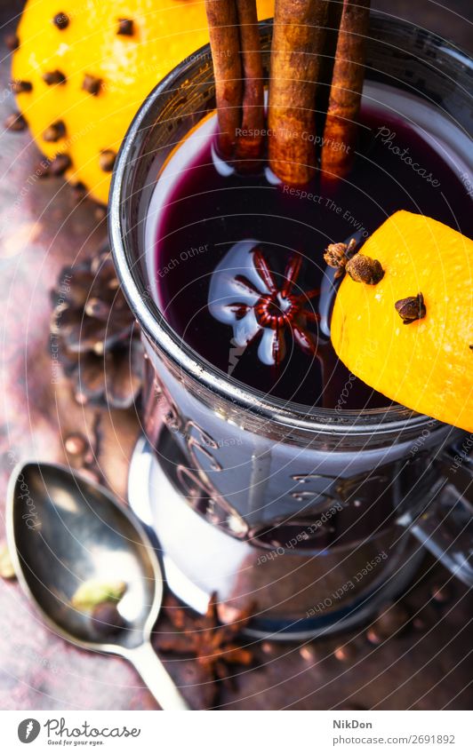 Glühwein mit Orange Weinglas Zimt trinken Feiertag Weihnachten heiß Getränk Anis warm überdacht Gewürz Winter orange Bowle Alkohol Gewürze Glas Grog Frucht