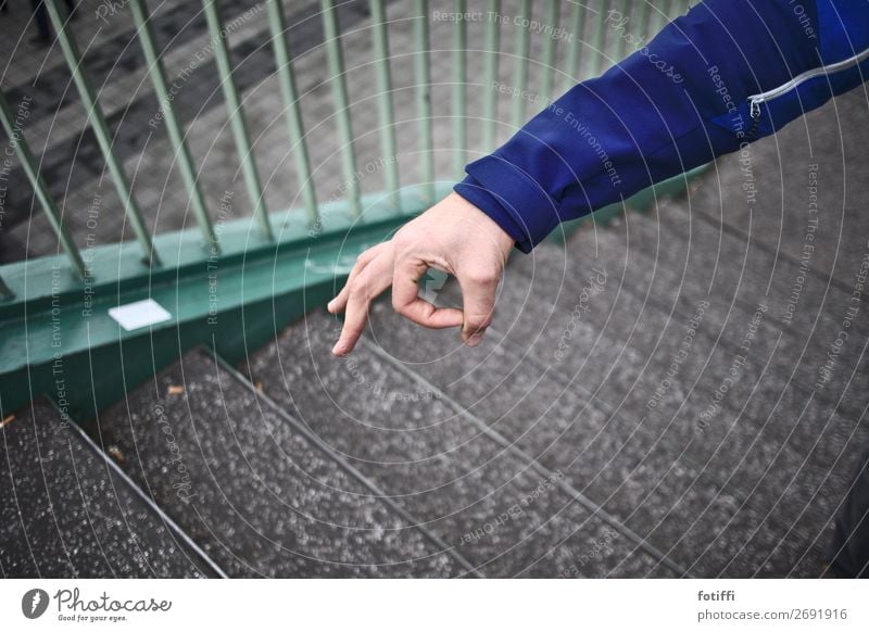 haha, reingeguckt! Jacke frech Spielen blau Arme Blick Freude rund Geländer Treppengeländer Hand Verschmitzt Außenaufnahme