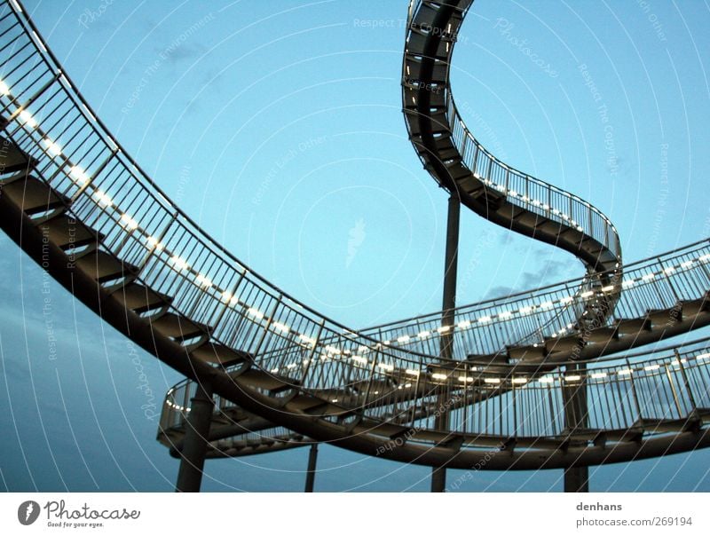 Schlangenbrut Stahlverarbeitung Kunst Skulptur Himmel Brücke Treppe Sehenswürdigkeit turtle and dragon Schnur Knoten Schleife Bewegung gehen ästhetisch