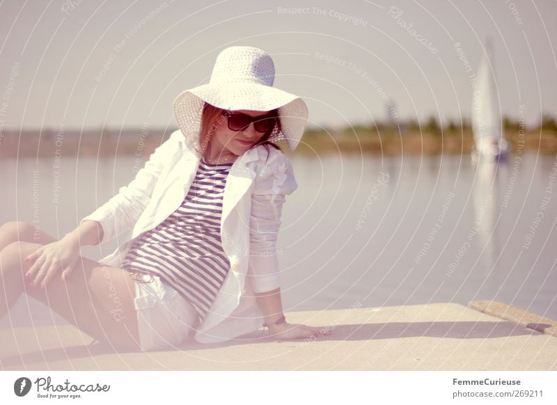 Mittagspause am See. Lifestyle Reichtum elegant Stil schön Sommer Sommerurlaub Sonne Sonnenbad Insel feminin Junge Frau Jugendliche Erwachsene Haut Beine 1