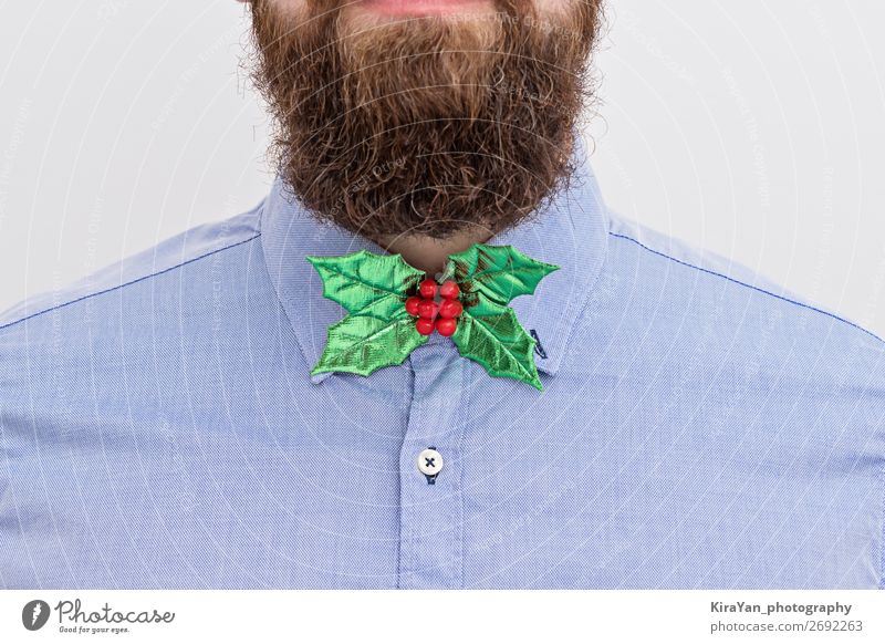 Bärtiger Hipster mit festlicher Weihnachtsfahne Freude Glück Dekoration & Verzierung Feste & Feiern Weihnachten & Advent Silvester u. Neujahr Büro Business Mann