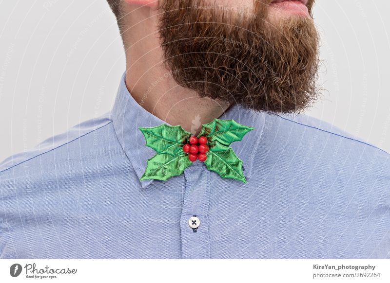 Bärtiger Hipster mit festlicher Weihnachtsfahne Freude Glück Dekoration & Verzierung Feste & Feiern Weihnachten & Advent Silvester u. Neujahr Büro Business Mann