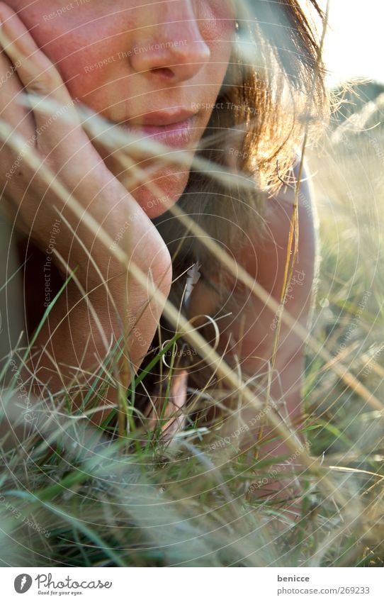 Wiese Frau Mensch Nase Mund liegen Erholung Sommer Frühling Kleid Gras Einsamkeit Nahaufnahme Sonne Sonnenstrahlen Tag Tageslich Sonnenlicht Europäer lesen